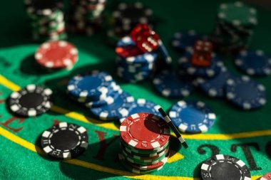 vdcasino মোবাইল অ্যাপ্লিকেশন ইন্টারফেস তিনটি ডিভাইসে প্রদর্শিত
